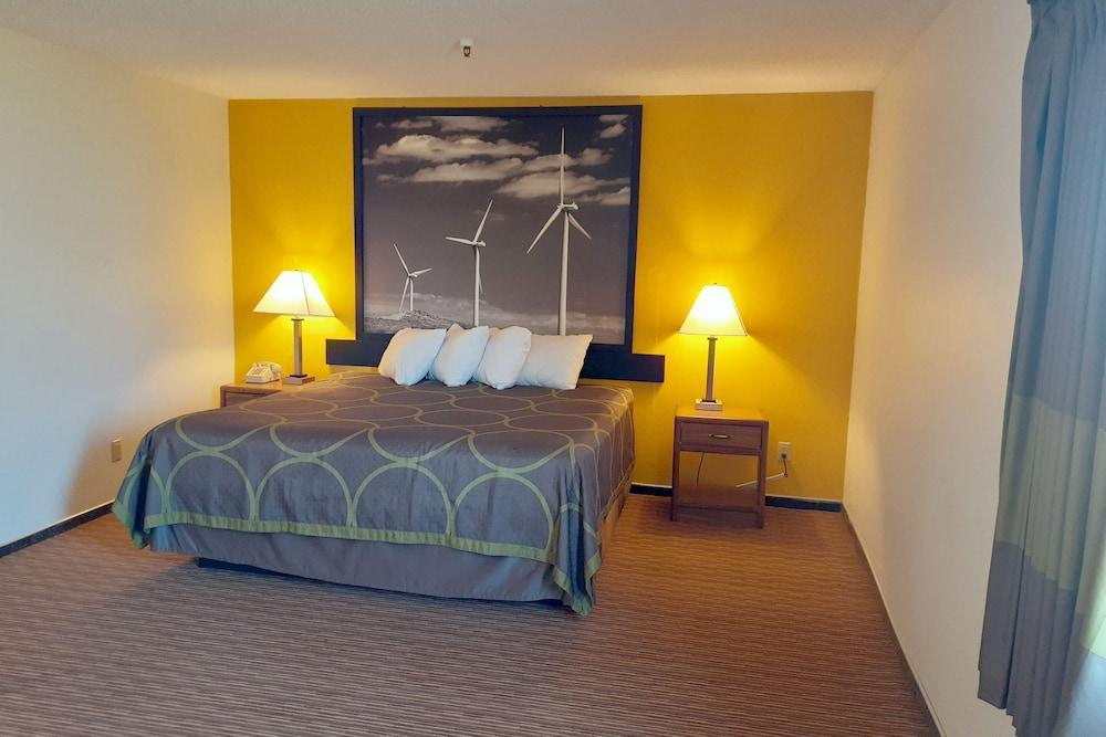 Super 8 By Wyndham Pratt Hotel ภายนอก รูปภาพ