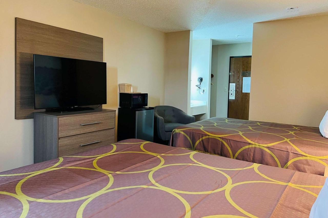 Super 8 By Wyndham Pratt Hotel ภายนอก รูปภาพ