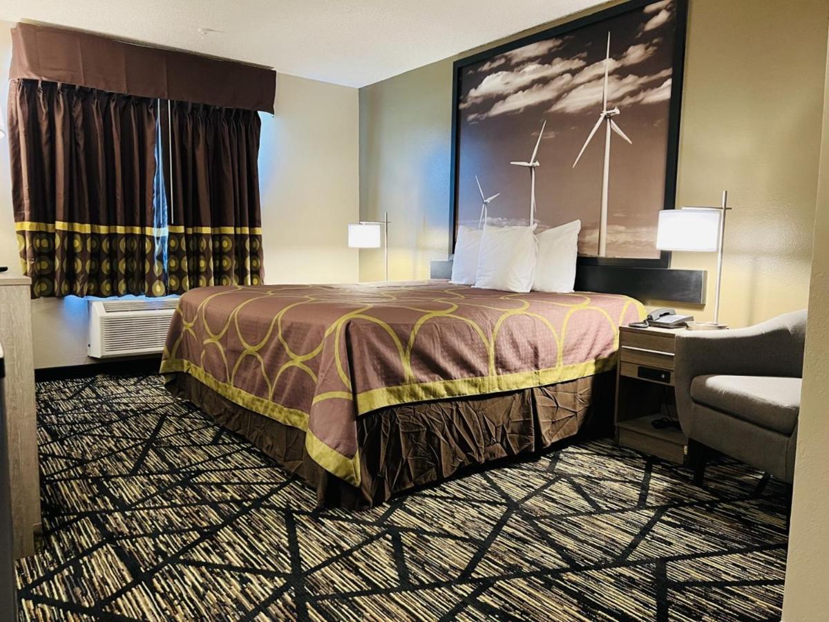 Super 8 By Wyndham Pratt Hotel ภายนอก รูปภาพ