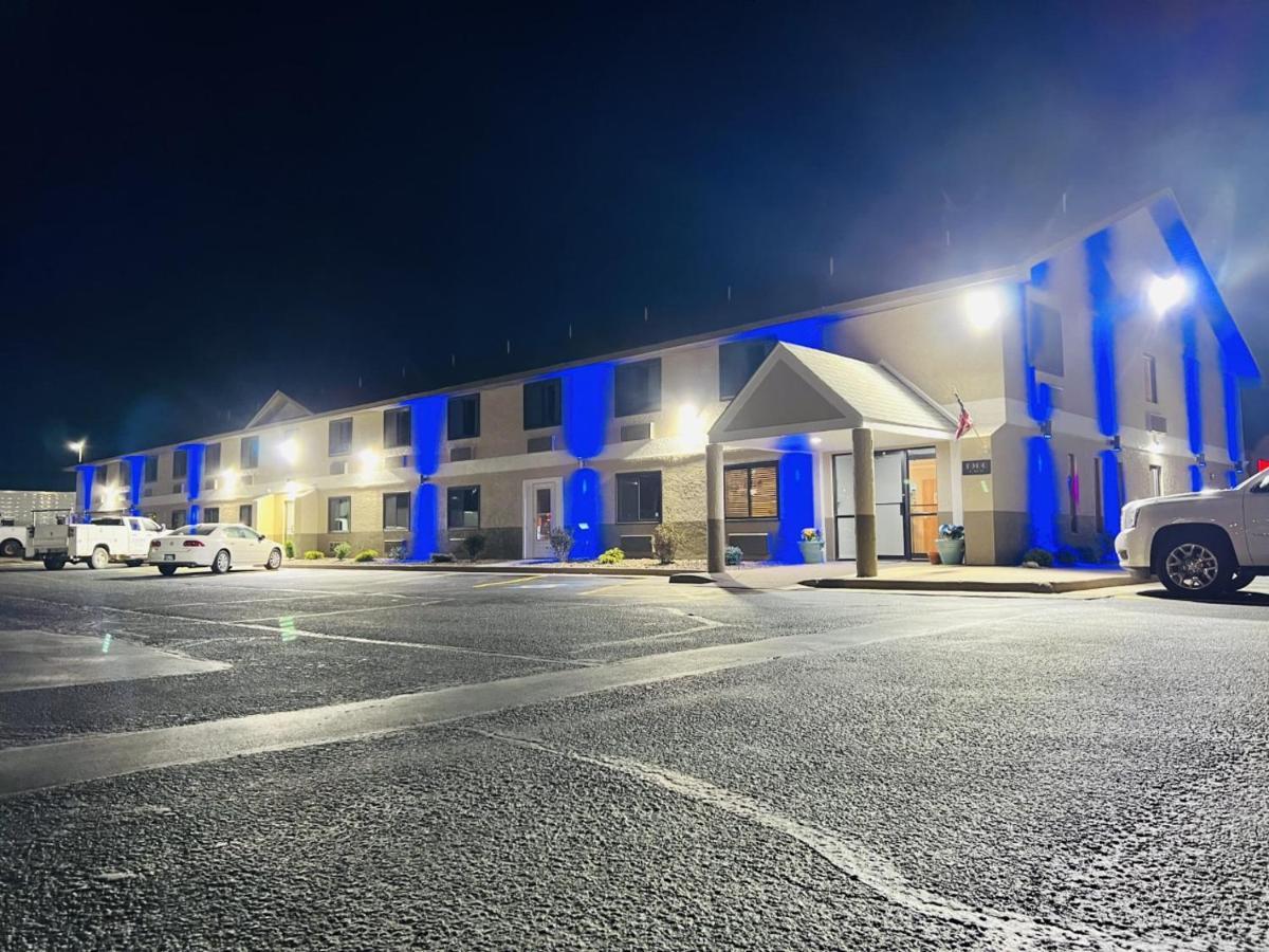 Super 8 By Wyndham Pratt Hotel ภายนอก รูปภาพ