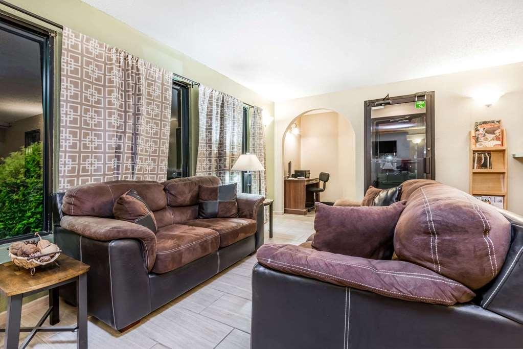 Super 8 By Wyndham Pratt Hotel ภายใน รูปภาพ