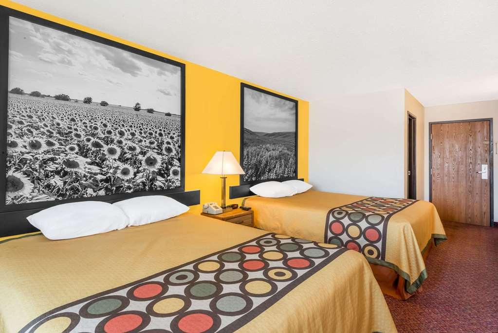 Super 8 By Wyndham Pratt Hotel ห้อง รูปภาพ
