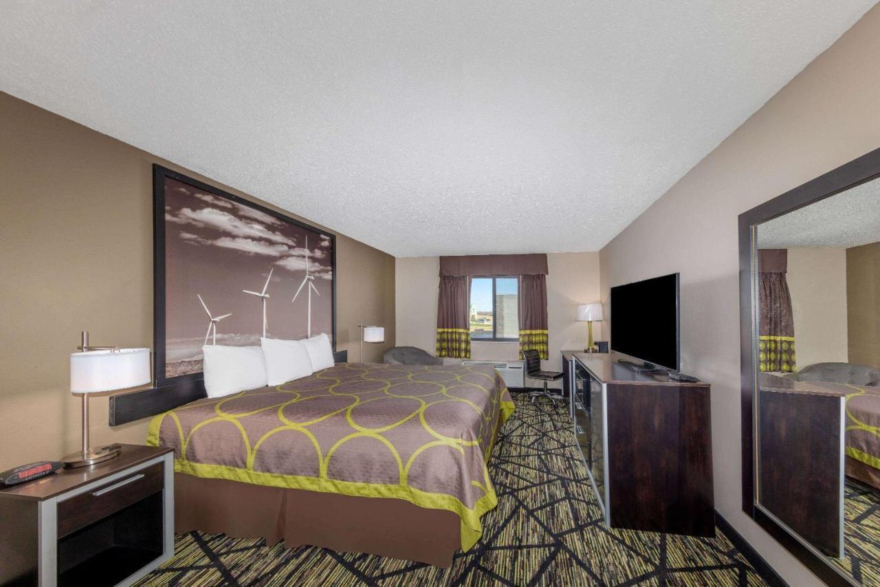 Super 8 By Wyndham Pratt Hotel ภายนอก รูปภาพ