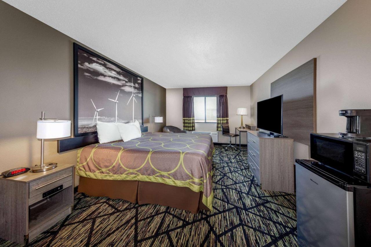 Super 8 By Wyndham Pratt Hotel ภายนอก รูปภาพ