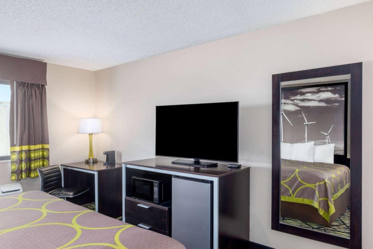 Super 8 By Wyndham Pratt Hotel ภายนอก รูปภาพ