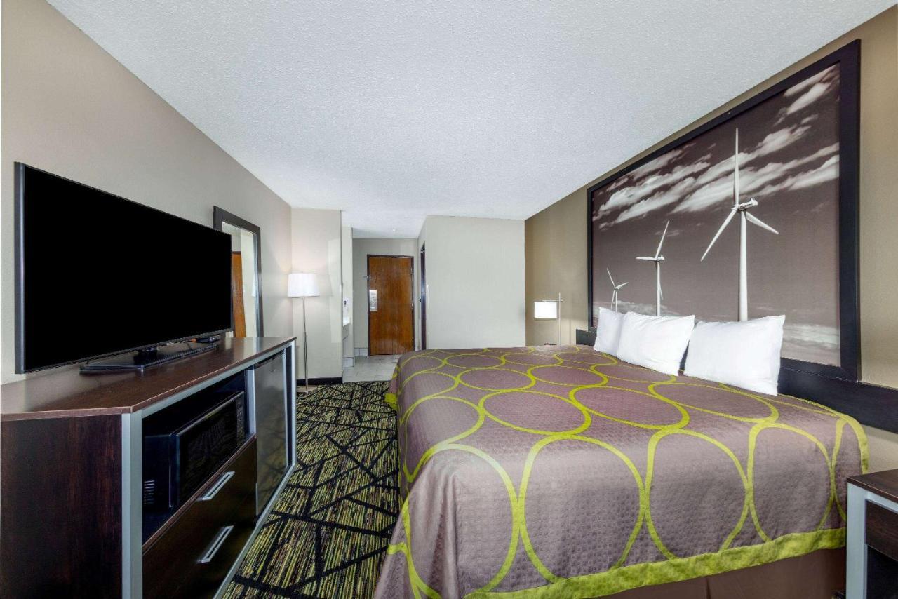 Super 8 By Wyndham Pratt Hotel ภายนอก รูปภาพ
