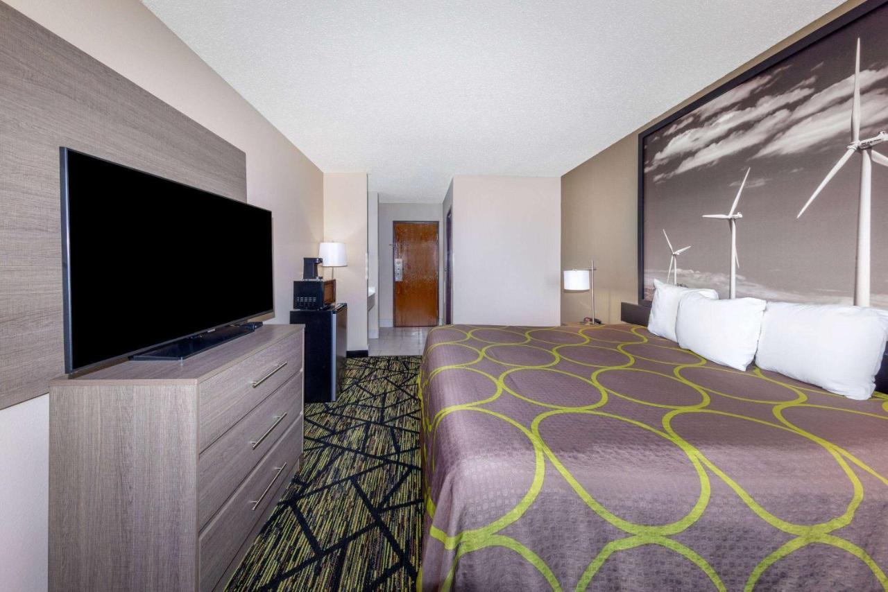 Super 8 By Wyndham Pratt Hotel ภายนอก รูปภาพ