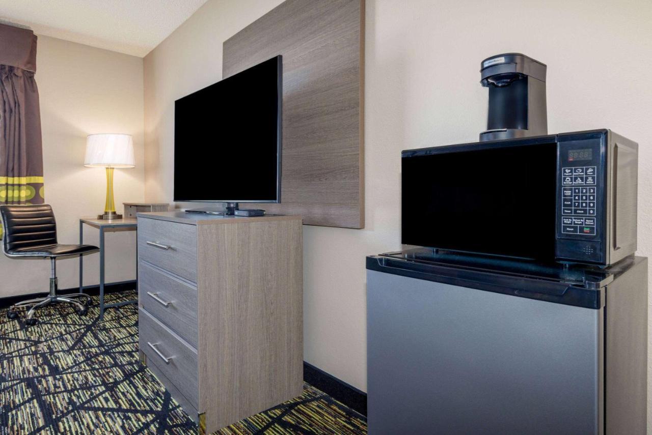 Super 8 By Wyndham Pratt Hotel ภายนอก รูปภาพ