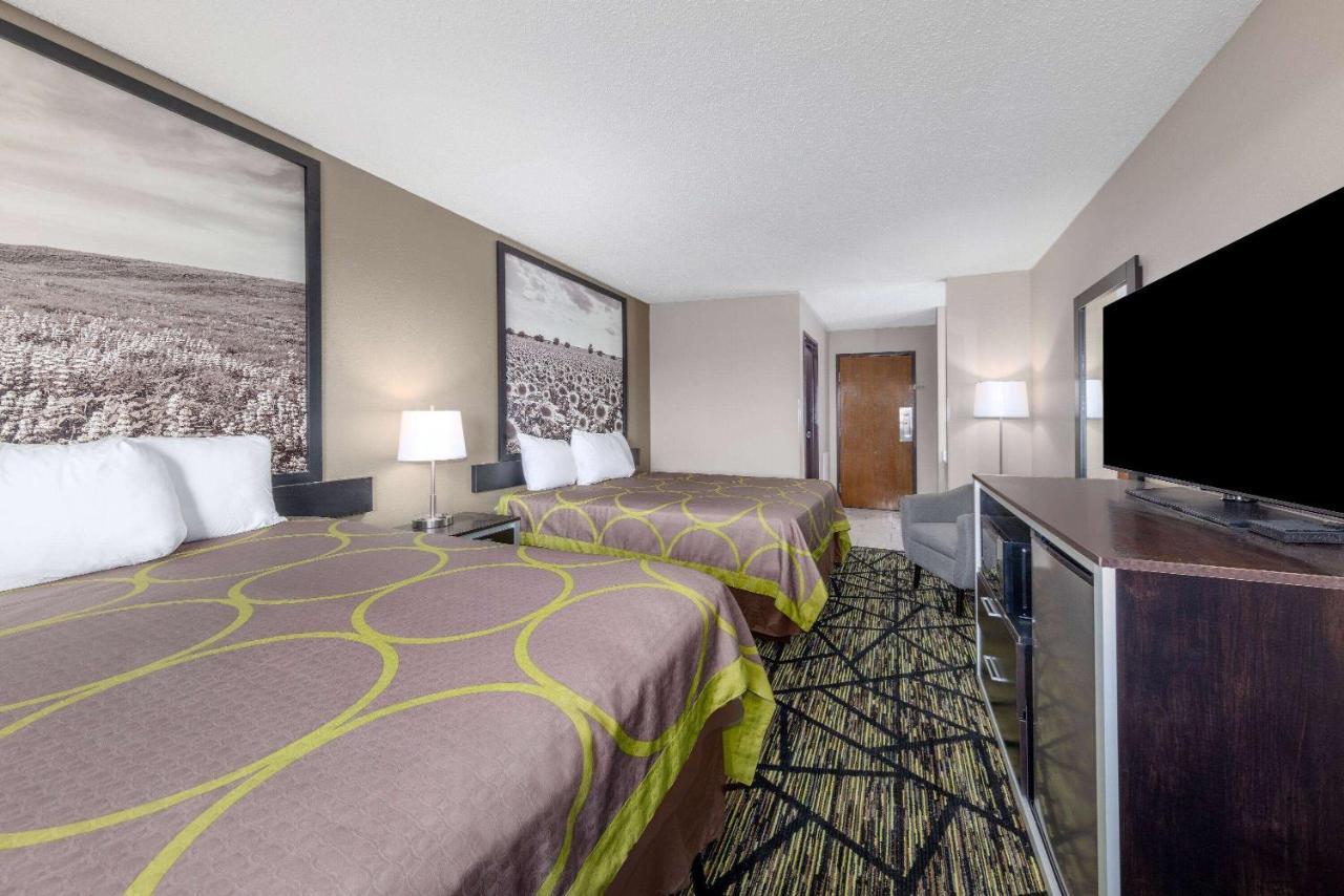 Super 8 By Wyndham Pratt Hotel ภายนอก รูปภาพ