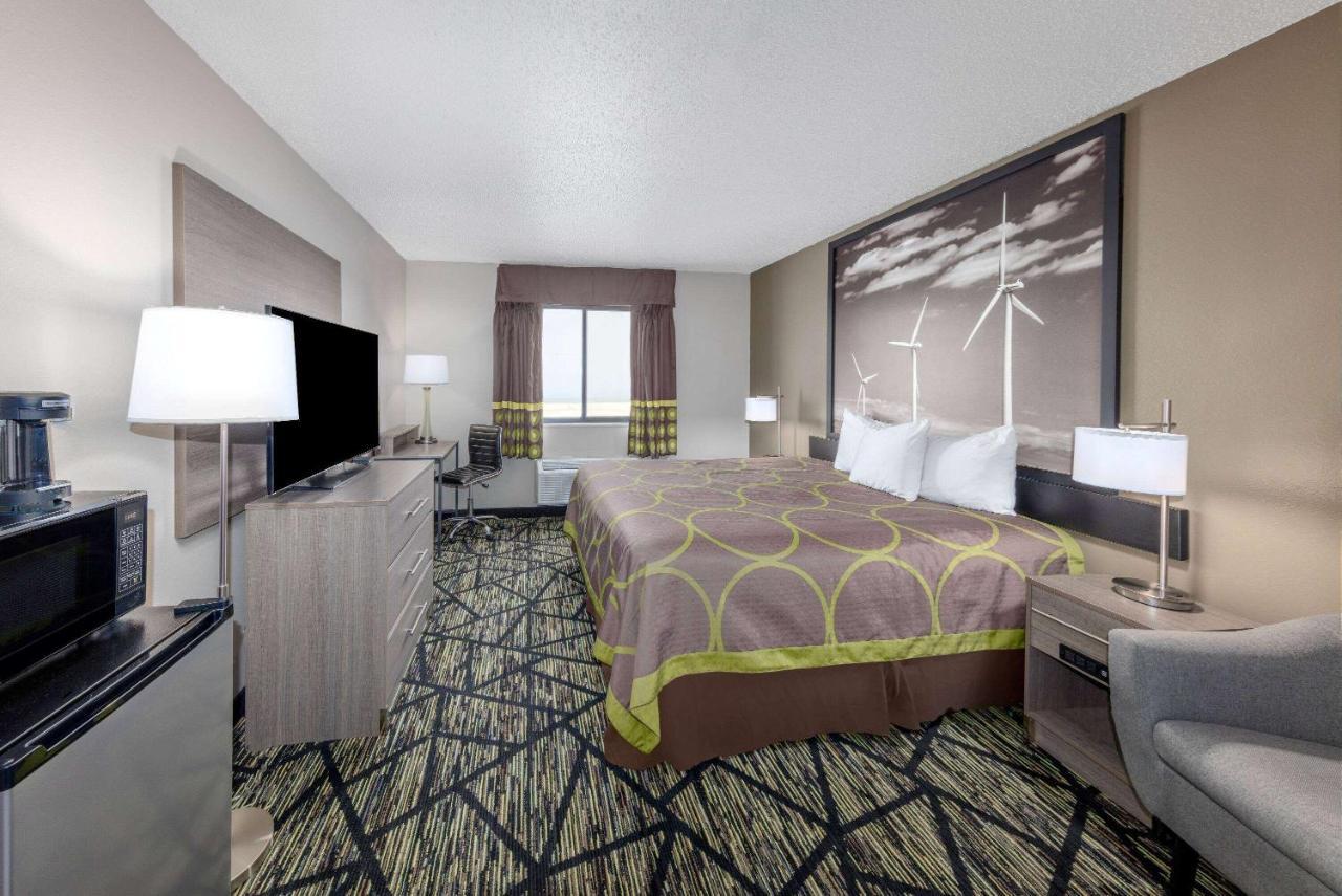 Super 8 By Wyndham Pratt Hotel ภายนอก รูปภาพ