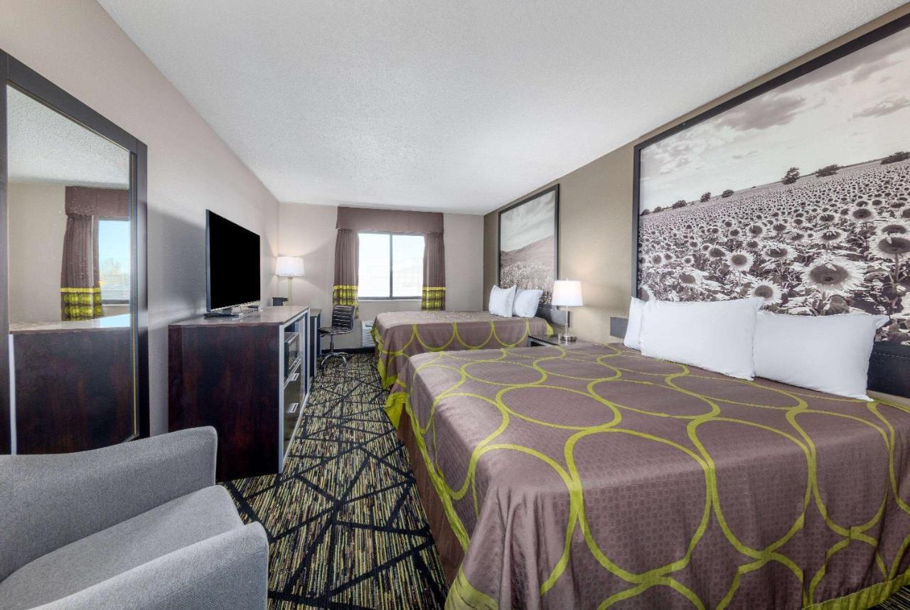 Super 8 By Wyndham Pratt Hotel ภายนอก รูปภาพ