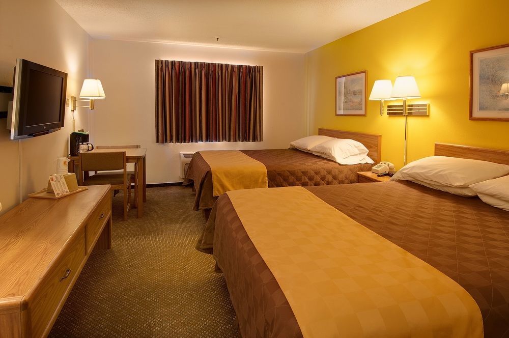 Super 8 By Wyndham Pratt Hotel ภายนอก รูปภาพ