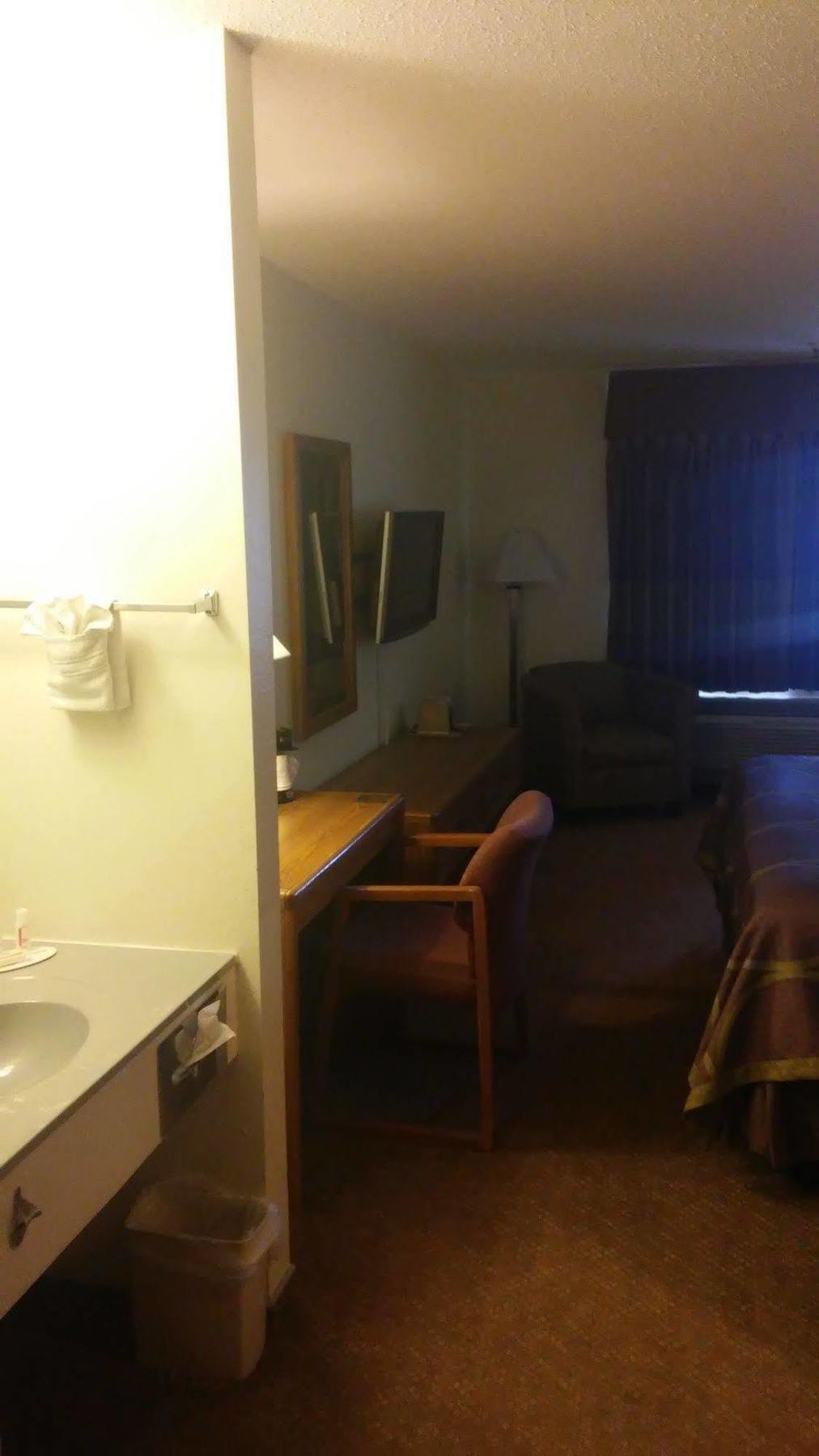 Super 8 By Wyndham Pratt Hotel ภายนอก รูปภาพ